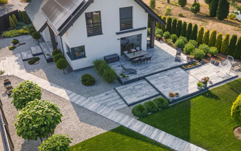 Jak dobrać kostkę, która podkreśli styl domu, a nie go zagłuszy?