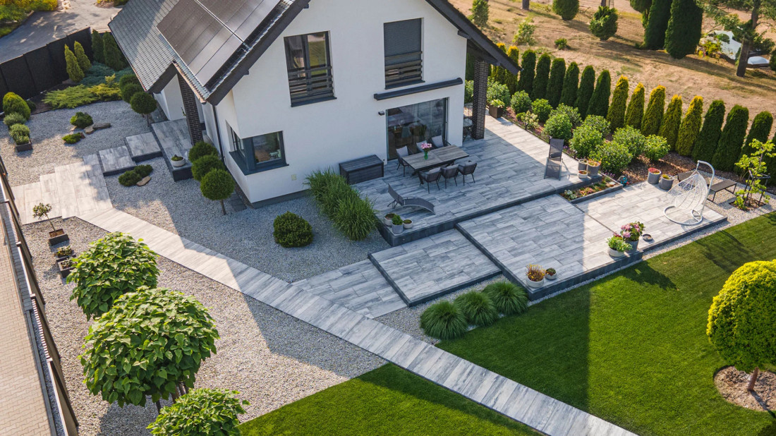 Jak dobrać kostkę, która podkreśli styl domu, a nie go zagłuszy?