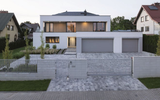 Garaż w bryle budynku czy osobno? Zalety i wady obu rozwiązań