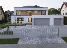 Garaż w bryle budynku czy osobno? Zalety i wady obu rozwiązań