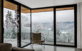 Zimowy komfort bez strat - jak połączenie nowoczesnych okien, drzwi i osłon chroni przed chłodem, obniżając rachunki?