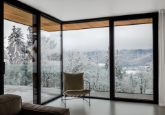 Zimowy komfort bez strat - jak połączenie nowoczesnych okien, drzwi i osłon chroni przed chłodem, obniżając rachunki?