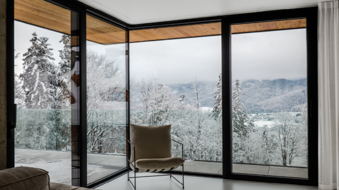 Zimowy komfort bez strat - jak połączenie nowoczesnych okien, drzwi i osłon chroni przed chłodem, obniżając rachunki?