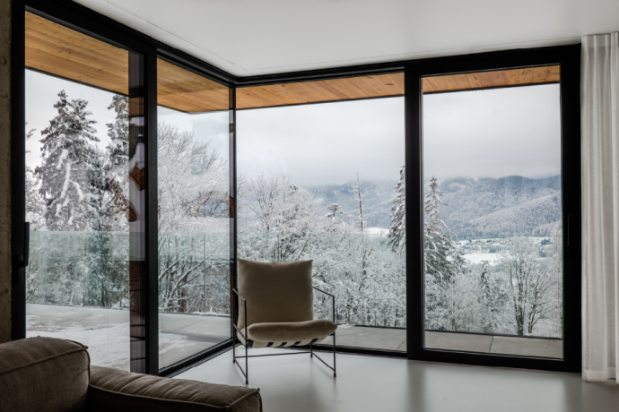 Zimowy komfort bez strat - jak połączenie nowoczesnych okien, drzwi i osłon chroni przed chłodem, obniżając rachunki?