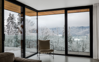 Zimowy komfort bez strat - jak połączenie nowoczesnych okien, drzwi i osłon chroni przed chłodem, obniżając rachunki?