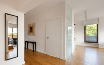 Prawe czy lewe? Jak kierunek otwierania drzwi kształtuje funkcjonalność domu?