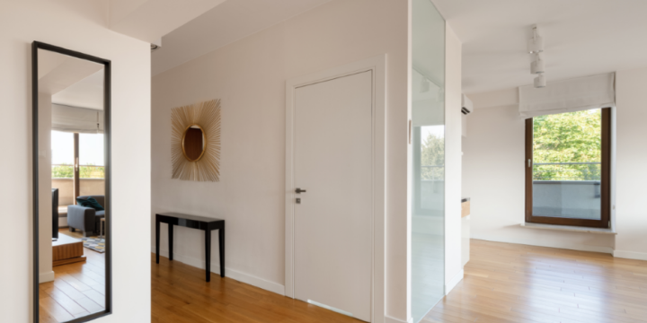 Prawa czy lewe? Jak kierunek otwierania drzwi kształtuje funkcjonalność domu?