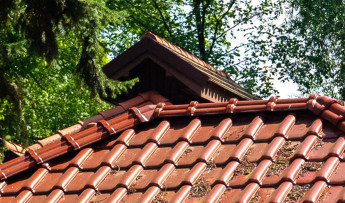 Dachówka ceramiczna a koszt dachu. Jak dobrać pokrycie do projektu i budżetu?