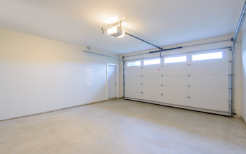 Drzwi do garażu niczym bariera komfortu: Jak mądrze wybrać, by ogrzewać dom, a nie stracić energię?