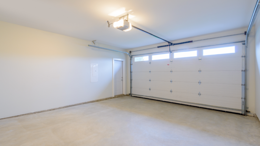 Drzwi do garażu niczym bariera komfortu: Jak mądrze wybrać, by ogrzewać dom, a nie stracić energię?