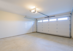 Drzwi do garażu niczym bariera komfortu: Jak mądrze wybrać, by ogrzewać dom, a nie stracić energię?