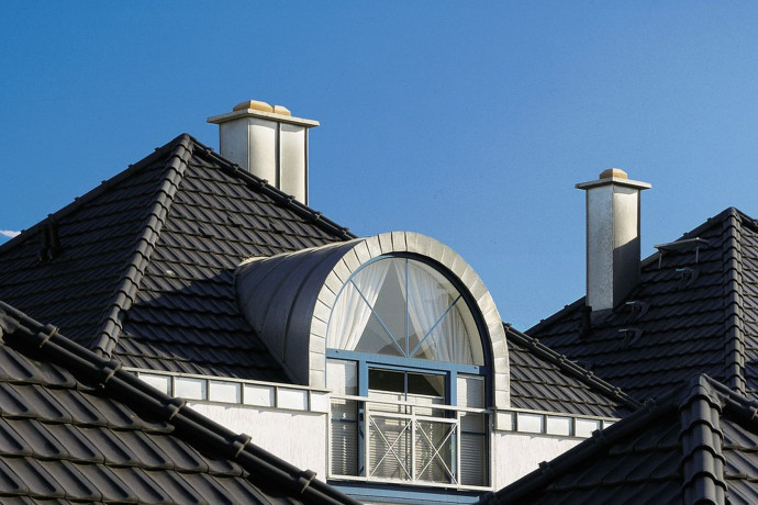 Dachówka ceramiczna a koszt dachu. Jak dobrać pokrycie do projektu i budżetu?