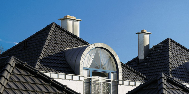 Dachówka ceramiczna a koszt dachu. Jak dobrać pokrycie do projektu i budżetu?