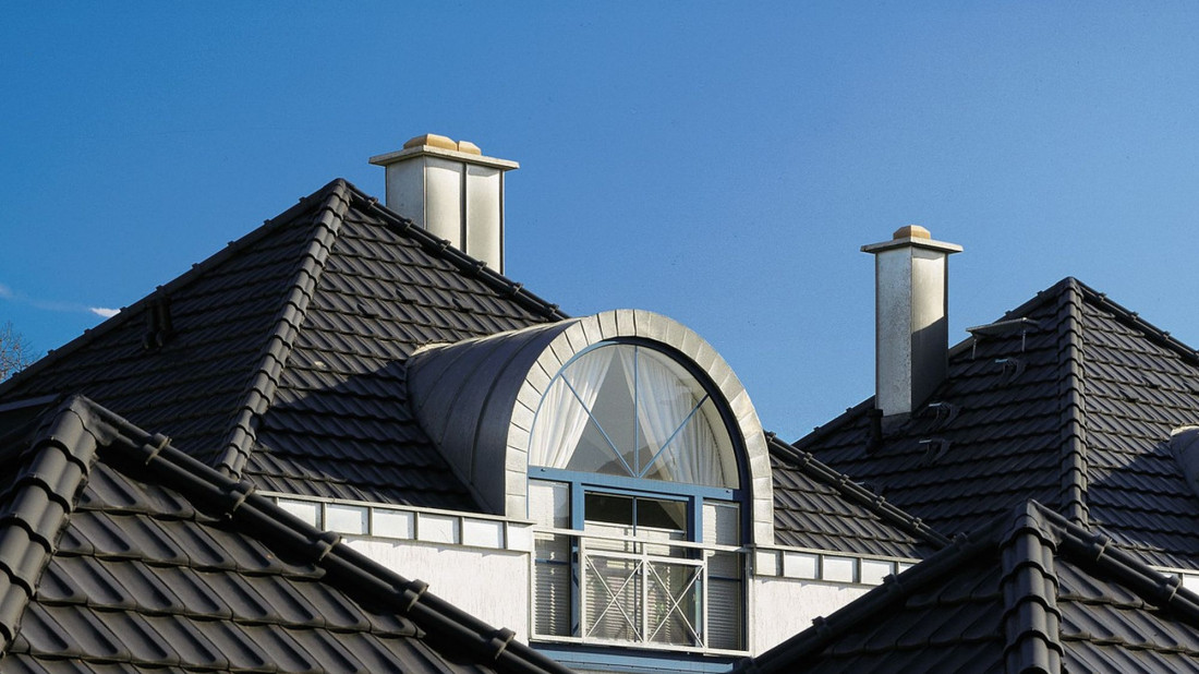 Dachówka ceramiczna a koszt dachu. Jak dobrać pokrycie do projektu i budżetu?