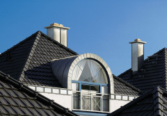 Dachówka ceramiczna a koszt dachu. Jak wybrać pokrycie do projektu i budżetu?