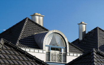 Dachówka ceramiczna a koszt dachu. Jak dobrać pokrycie do projektu i budżetu?