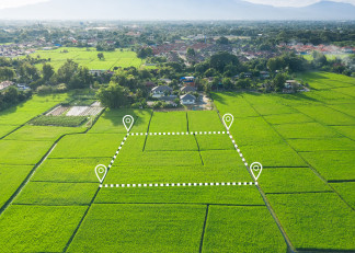 Idealna działka budowlana nie istnieje. Jak wybrać i nie wkopać się w drogi grunt?