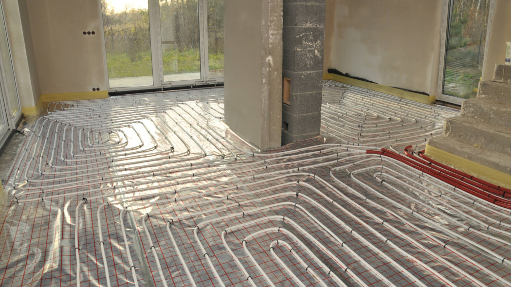 Koniec ery kaloryferów. Polacy masowo wybierają podłogówkę i nie bez powodu