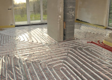 Koniec ery kaloryferów. Polacy masowo wybierają podłogówkę i nie bez powodu