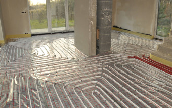 Koniec ery kaloryferów. Polacy masowo wybierają podłogówkę i nie bez powodu