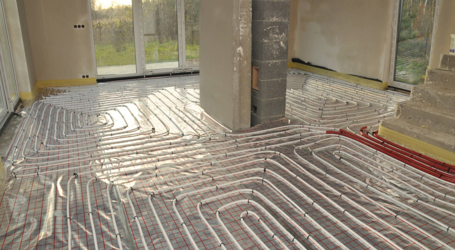 Koniec ery kaloryferów. Polacy masowo wybierają podłogówkę i nie bez powodu