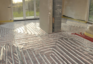 Koniec ery kaloryferów. Polacy masowo wybierają podłogówkę i nie bez powodu