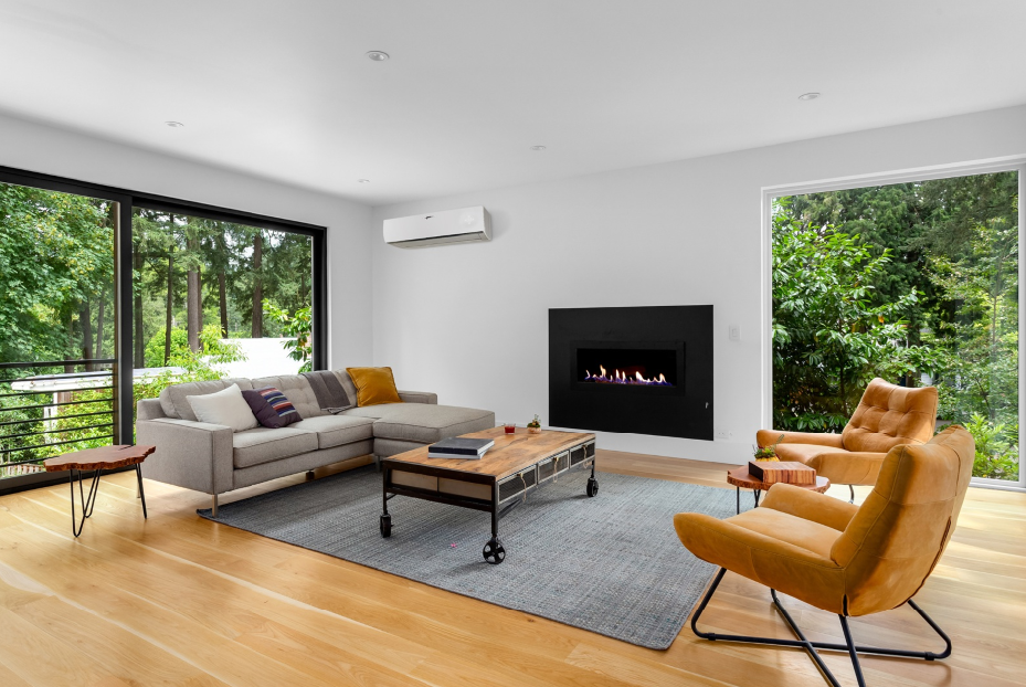 Połączenie klimatyzacji z fotowoltaiką pozwala zasilać system darmową energią wyprodukowaną we własnym zakresie, minimalizując rachunki za prąd.