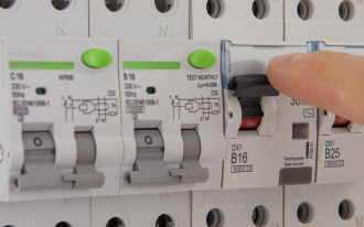 Prawo, normy i elektryka. Czy Twoja „różnicówka” na pewno Cię chroni?