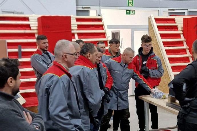 Zimowe szkolenia w Akademii Ruukki - praktyka rąbka stojącego w realnych detalach