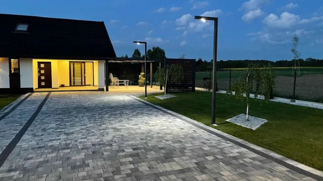 Nowoczesne lampy ogrodowe: Jak stworzyć spektakularną oprawę świetlną wokół domu?