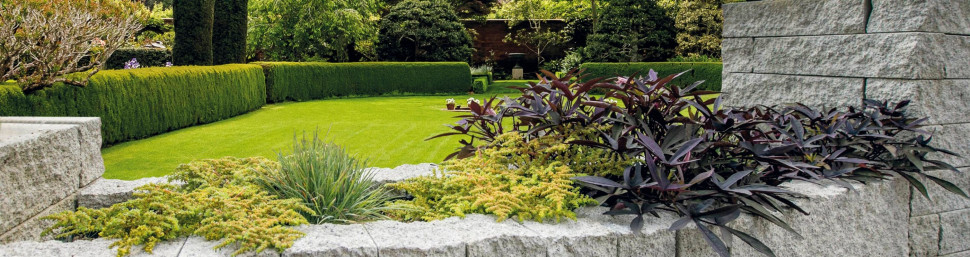 W przypadku terenów o zróżnicowanym poziomie, wyższe palisady przejmują rolę murków oporowych.