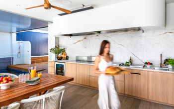 Jakie materiały wybrać do kuchni ogrodowej, by przetrwała słońce, deszcz i upał?