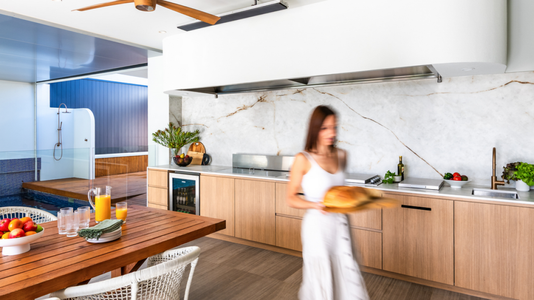 Jakie materiały wybrać do kuchni ogrodowej, by przetrwała słońce, deszcz i upał?