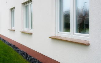 Jak zamontować parapet zewnętrzny i ile powinien wystawać? 