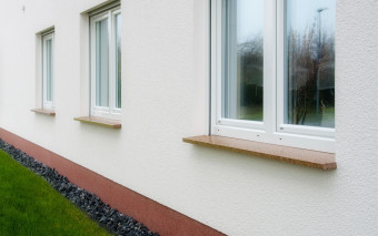 Jak zamontować parapet zewnętrzny i ile powinien wystawać? 