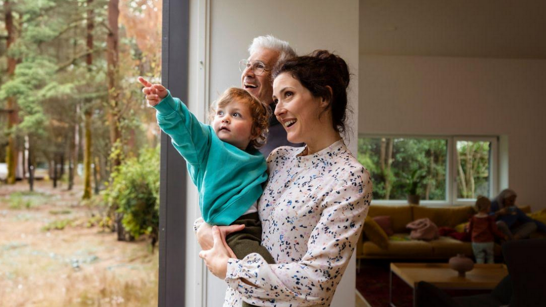 Bezpieczne okna do domu. Jak wybrać stolarkę, która realnie utrudnia włamanie?