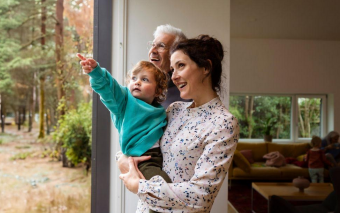 Bezpieczne okna do domu. Jak wybrać stolarkę, która realnie utrudnia włamanie?