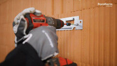 Jak powiesić 50 kg na pustaku Porotherm? Montaż na kołkach