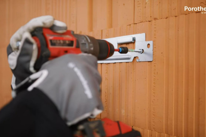 Jak powiesić 50 kg na pustaku Porotherm? Montaż na kołkach