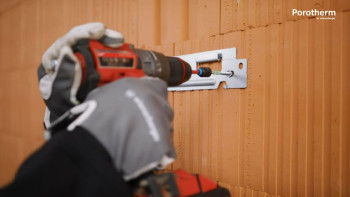 Jak powiesić 50 kg na pustaku Porotherm? Montaż na kołkach