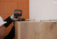 Jak zamocować szafkę w pustaku ceramicznym Porotherm?