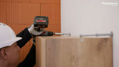 Jak zamocować szafkę w pustaku ceramicznym Porotherm?