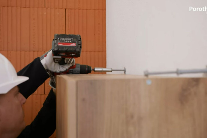 Jak zamocować szafkę w pustaku ceramicznym Porotherm?