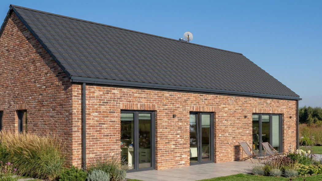 Nowa estetyka połaci. Dachówka cementowa KIOTO od swissporTON