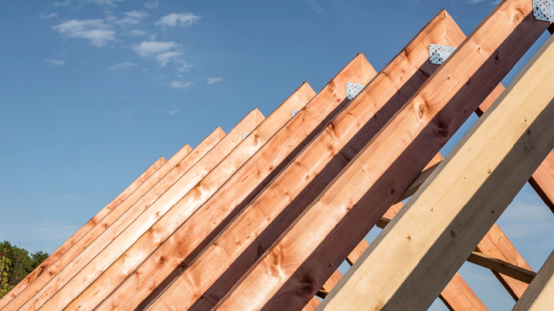 Budowa dachu w 2026 roku: Dlaczego tanie drewno z tartaku może Cię słono kosztować?