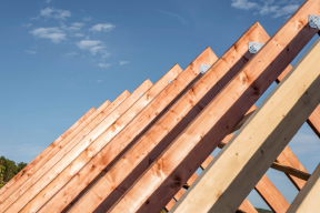 Budowa dachu w 2026 roku: Dlaczego tanie drewno z tartaku może Cię słono kosztować?