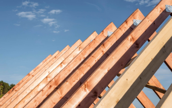 Budowa dachu w 2026 roku: Dlaczego tanie drewno z tartaku może Cię słono kosztować?