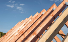 Budowa dachu w 2026 roku: Dlaczego tanie drewno z tartaku może Cię słono kosztować?