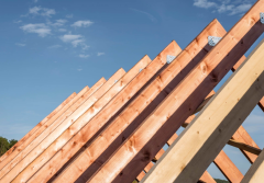 Budowa dachu w 2026 roku: Dlaczego tanie drewno z tartaku może Cię słono kosztować?