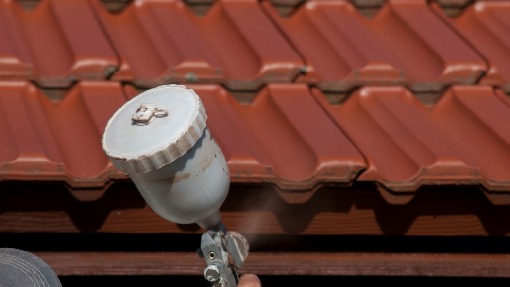 Malowanie dachówki: czy to ma sens i ile kosztuje malowanie dachu?